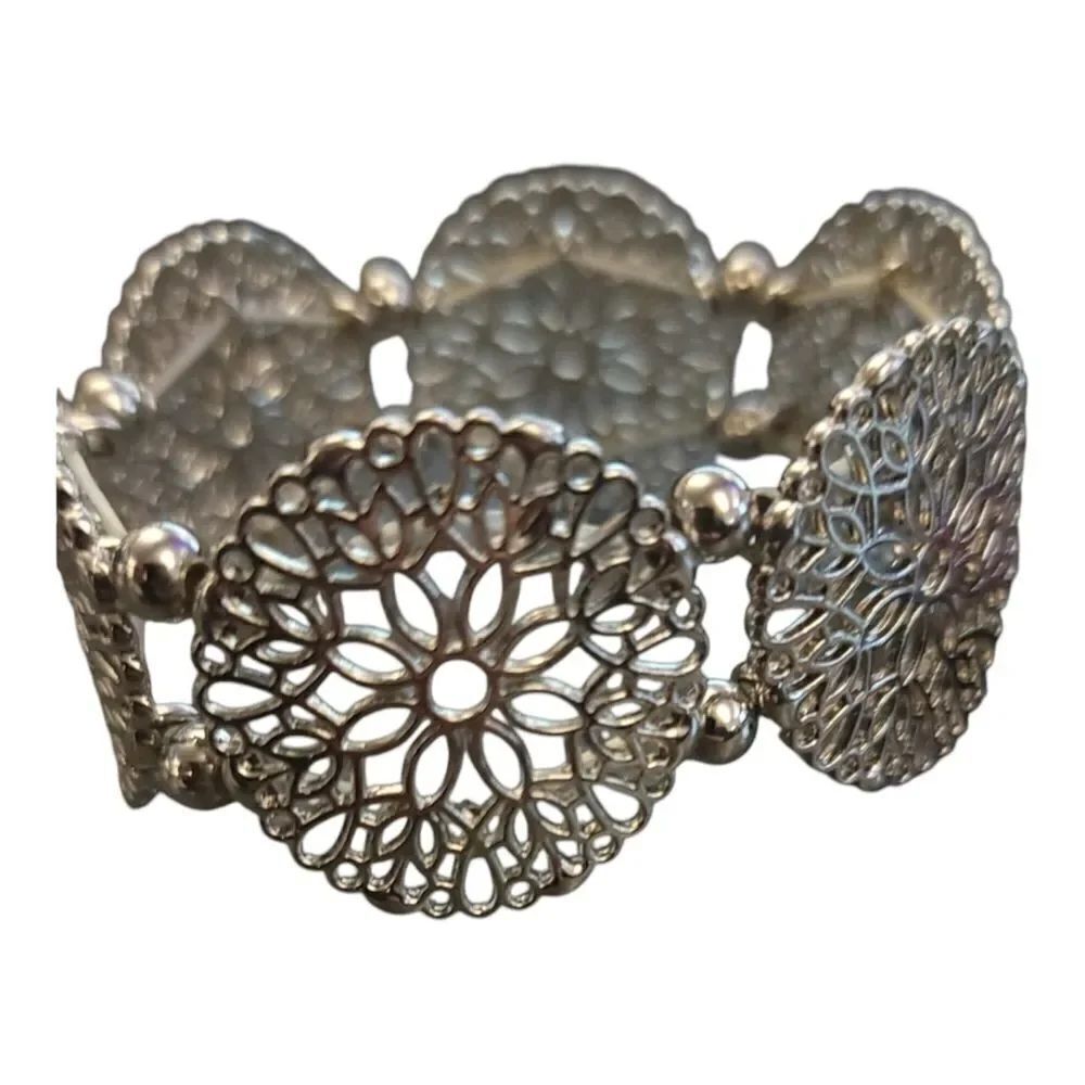 🌼🌼Paparazzi silver tone stretch bracelet.  NWT🌼🌼